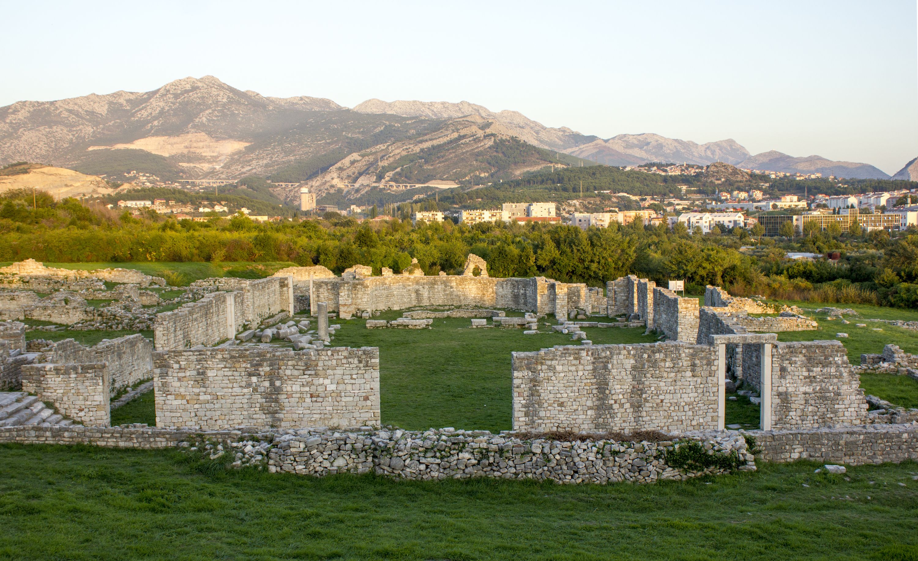 Sightseeing stop in Solin, Croatia for your private car transfer Dubrovnik > Plitvice lakes | Monterrasol Transfers