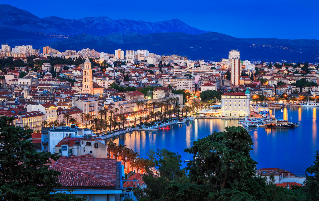 Sightseeing stop in Split, Croatia for your private car transfer Novalja > Dubrovnik | Monterrasol Transfers