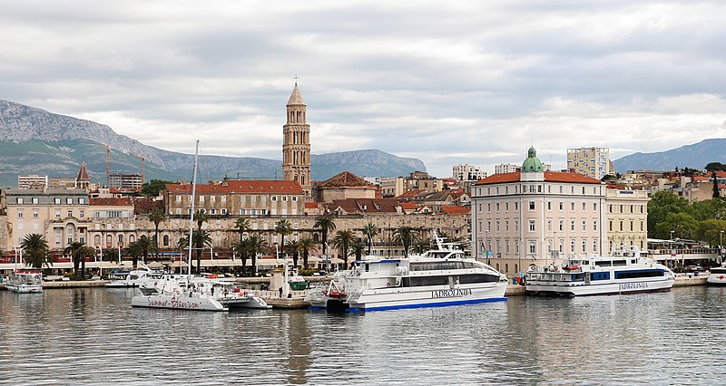 Sightseeing stop in Split, Croatia for your private car transfer Novalja > Dubrovnik | Monterrasol Transfers