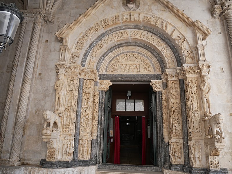 Sightseeing stop in Trogir, Croatia for your private car transfer Murter > Dubrovnik | Monterrasol Transfers