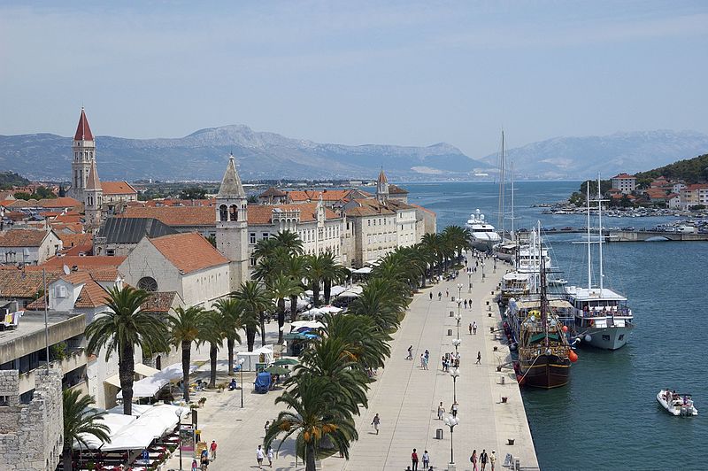 Sightseeing stop in Trogir, Croatia for your private car transfer Dubrovnik > Sibenik | Monterrasol Transfers