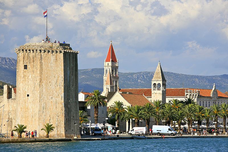 Sightseeing stop in Trogir, Croatia for your private car transfer Dubrovnik > Novalja | Monterrasol Transfers