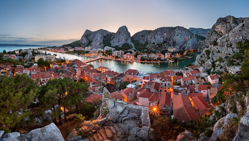 Sightseeing stop in Omiš (Omis), Croatia for your private car transfer Sibenik > Dubrovnik | Monterrasol Transfers
