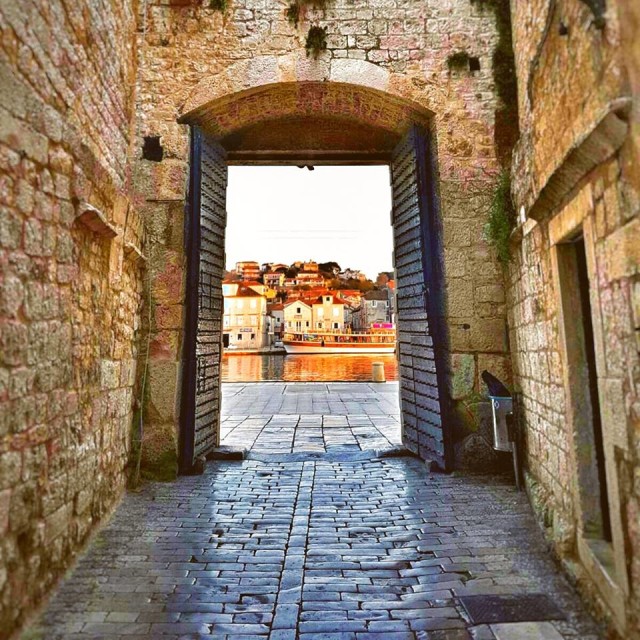 Sightseeing stop in Omiš (Omis), Croatia for your private car transfer Split > Medjugorje | Monterrasol Transfers