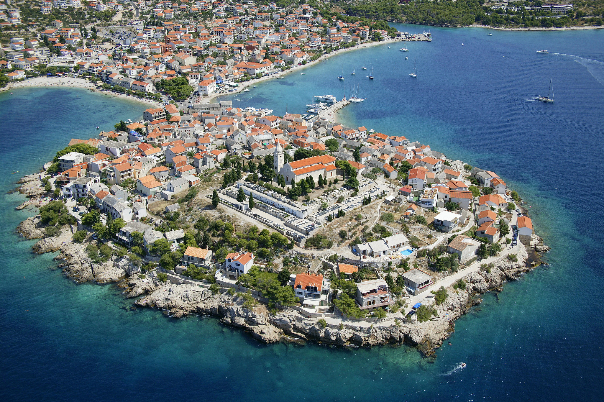 Sightseeing stop in Primošten (Primosten), Croatia for your private car transfer Dubrovnik > Plitvice lakes | Monterrasol Transfers