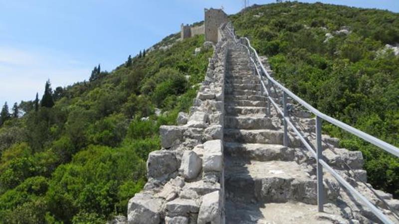 Sightseeing stop in Ston, Croatia for your private car transfer Dubrovnik > Novalja | Monterrasol Transfers