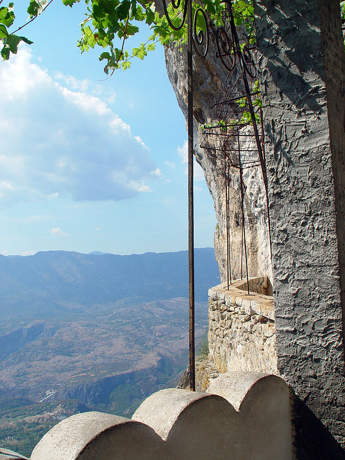 Sightseeing stop in Ostrog, Montenegro for your private car transfer Podgorica > Konjic | Monterrasol Transfers