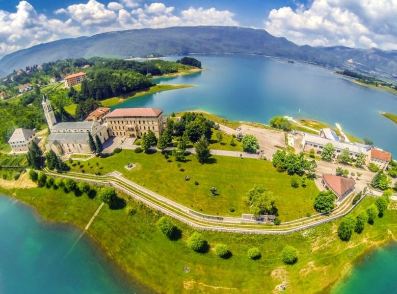 Sightseeing stop in Šćit (Scit), Bosnia-Herzegovina for your private car transfer Podgorica > Banja Luka | Monterrasol Transfers
