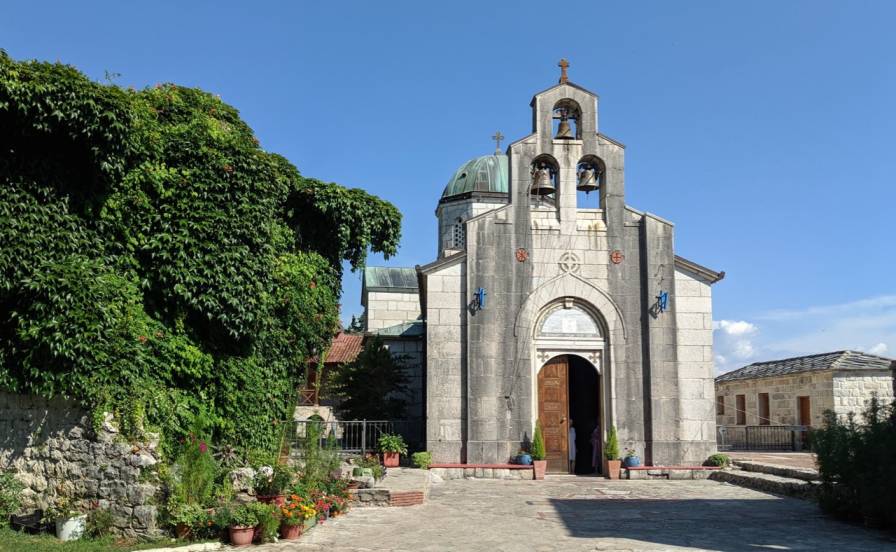 Sightseeing stop in Tvrdoš (Tvrdos), Bosnia-Herzegovina for your private car transfer Podgorica airport > Trebinje | Monterrasol Transfers