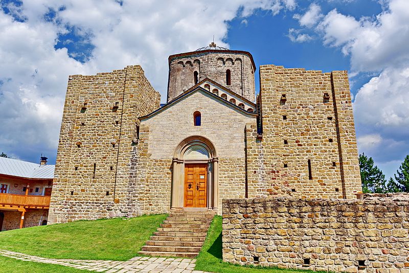 Sightseeing stop in Đurđevi Stupovi (Durdevi Stupovi), Serbia for your private car transfer Budva > Belgrade | Monterrasol Transfers