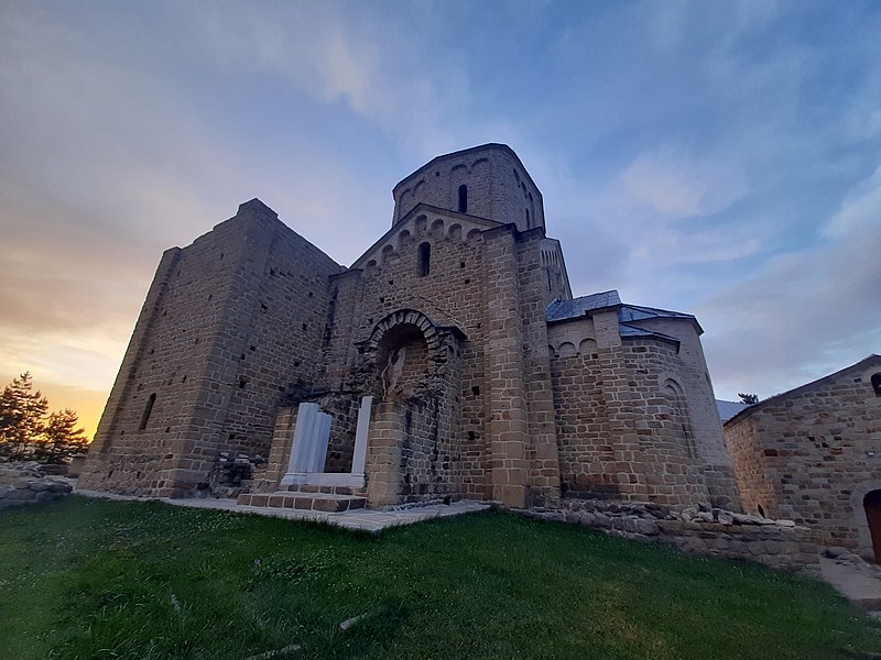 Sightseeing stop in Đurđevi Stupovi (Durdevi Stupovi), Serbia for your private car transfer Belgrade > Budva | Monterrasol Transfers