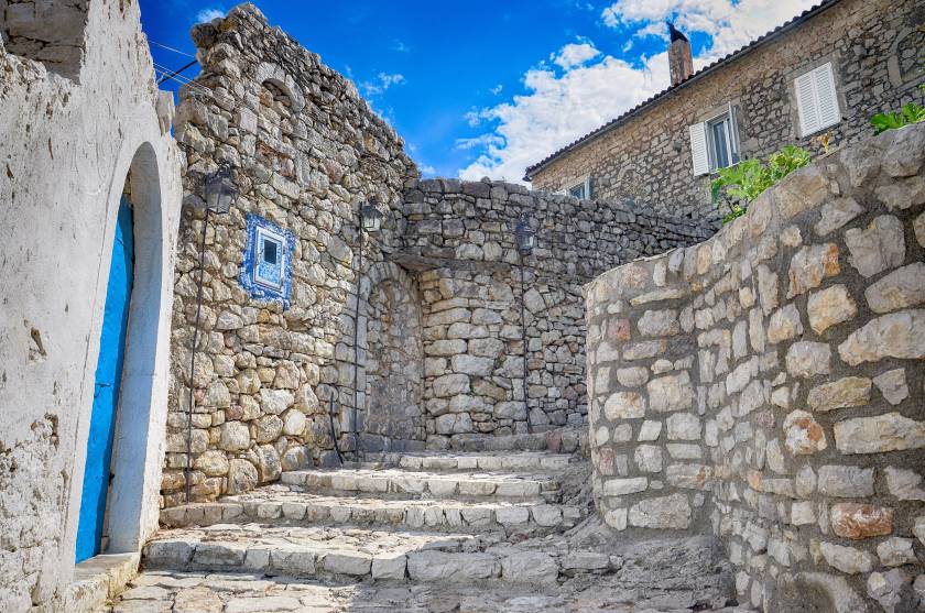 Sightseeing stop in Himarë (Himare), Albania for your private car transfer Sarande > Podgorica | Monterrasol Transfers