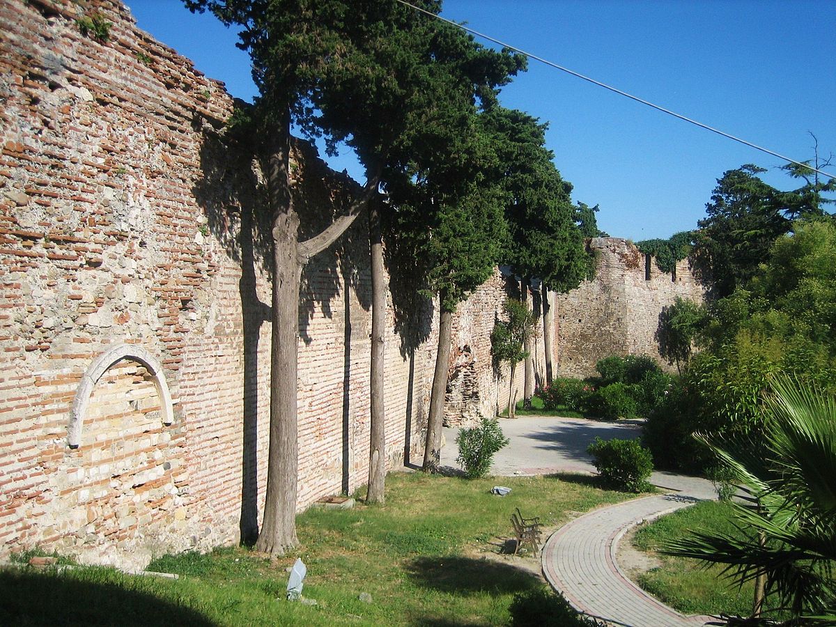 Sightseeing stop in Durrës (Durres), Albania for your private car transfer Sarande > Podgorica | Monterrasol Transfers
